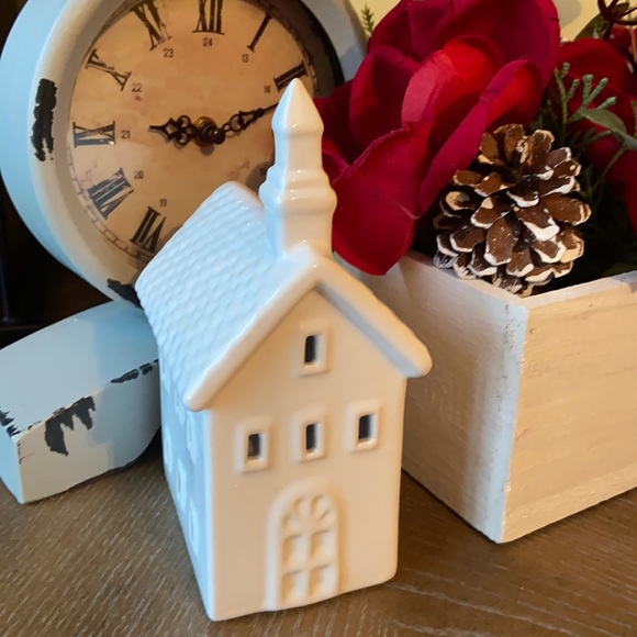 Last 1❗️Lighted Christmas Holiday White Ceramic Village Church - Picture 7 of 10